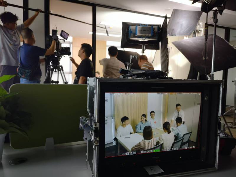 平原县TVC拍摄公司：科技产品视觉化大师，诠释未来感与功能美学